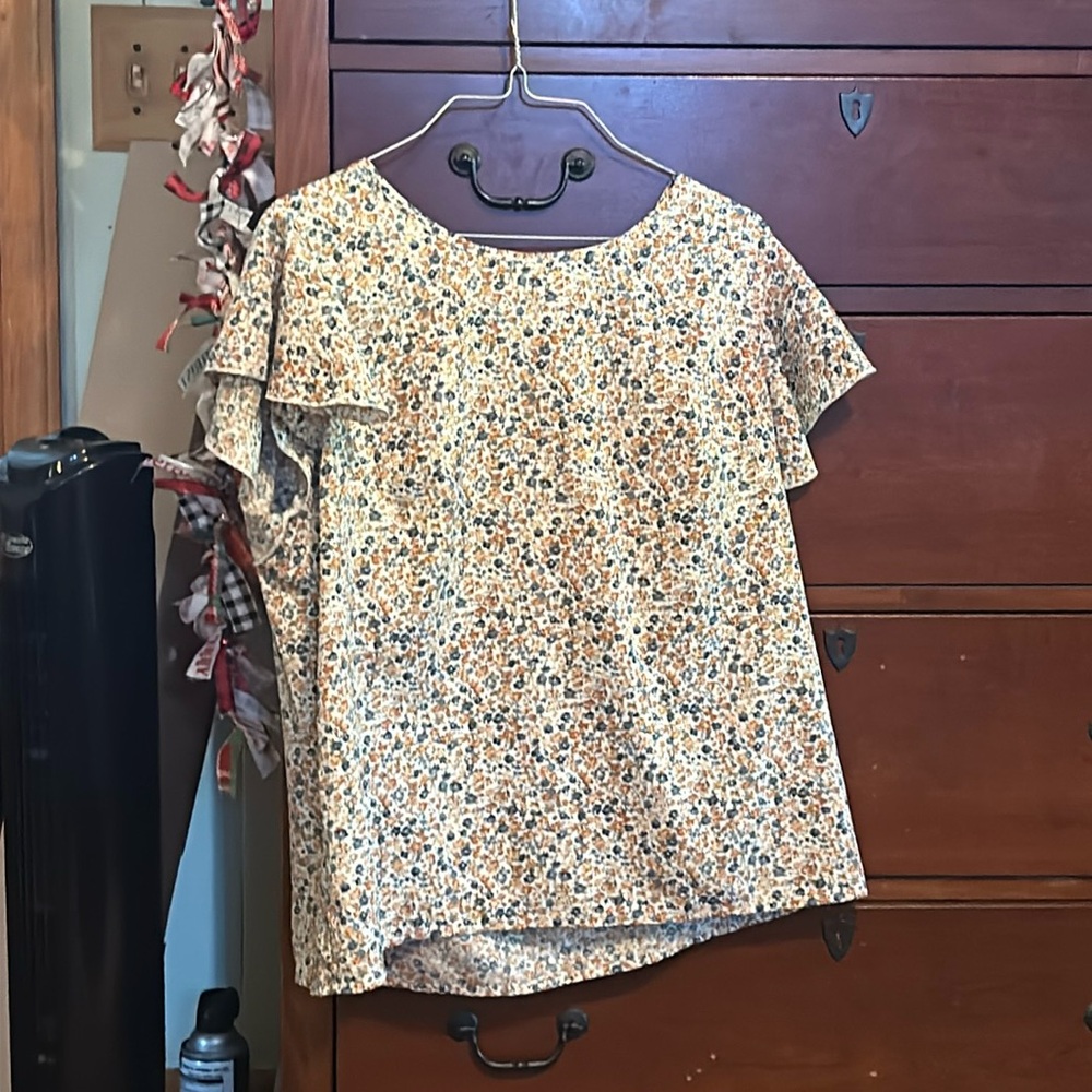 Flared sleeve, floral top, with blue, tan flowers